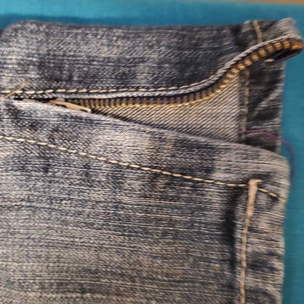 Rue21 Capri Style Jeans; White Washed Blue Denim; Size 7/8 - Picture 4 of 4